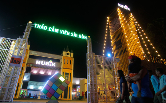 
Do khu chợ được đặt trong khuôn viên của Thảo Cầm Viên Sài Gòn nên có tên gọi là Rubik Zoo. Khu chợ có tổng diện tích hơn 5.000 m2, tổng cộng 300 gian hàng container và lều bạt.
