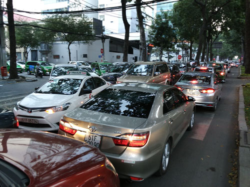 Mật độ taxi lưu thông dày đặc xung quanh khu vực sân bay Tân Sơn Nhất (quận Tân Bình, TP HCM) Ảnh: Gia Minh