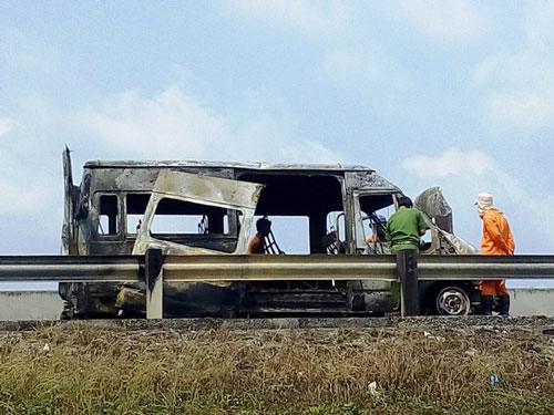 Chiếc xe khách cháy trơ khung trên đường cao tốc TP HCM - Trung Lương vào ngày 8-2 Ảnh: Minh Sơn