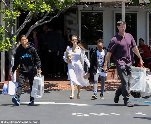 Resourceful Pax Thien escorts Angelina Jolie - Photo 3.