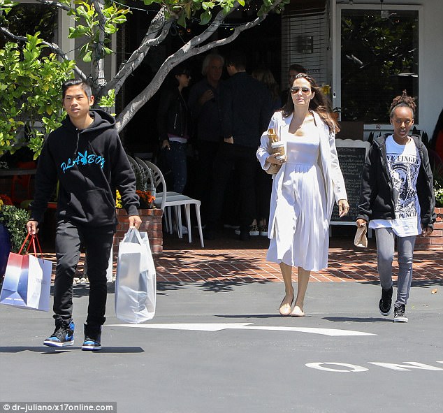 Resourceful Pax Thien escorts Angelina Jolie - Photo 2.