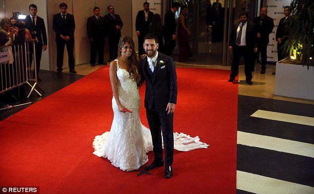 Nếu bạn là fan của Lionel Messi, thì chắc chắn bạn không nên bỏ qua bức ảnh cưới của anh và cô dâu Antonella. Hình ảnh tuyệt đẹp này sẽ khiến bạn cảm thấy tình yêu chân thật và vô cùng ngọt ngào.