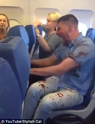 Du khách Nga say rượu gây náo loạn trên máy bay - Ảnh 2.