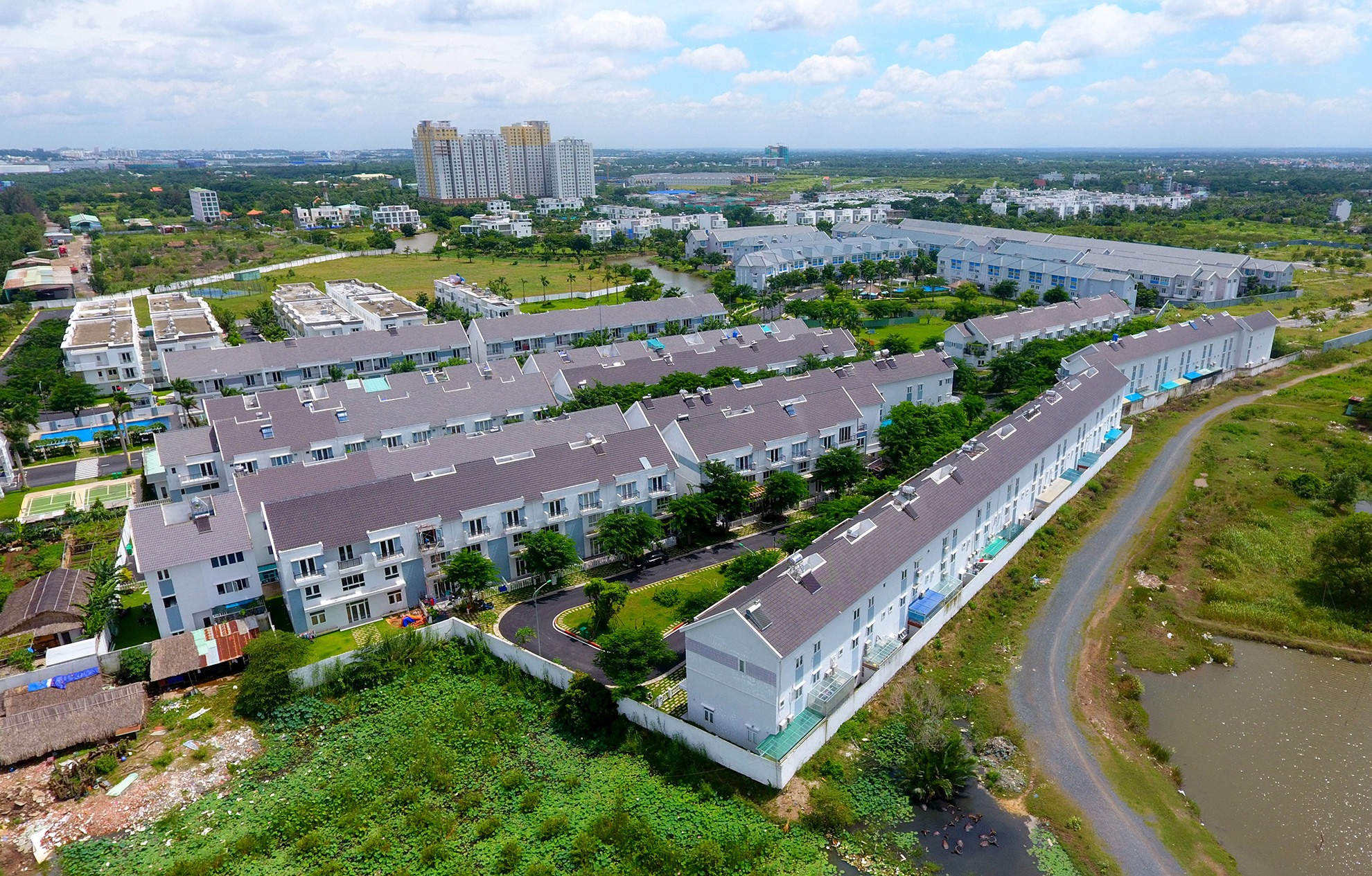 
Bộ trưởng Phạm Hồng Hà cho rằng thị trường đang có biểu hiện dư thừa bất động sản cao cấp, biệt thự, resort…
