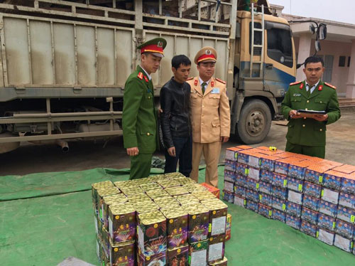 Nguyễn Bá Thìn và số pháo tang vật bị bắt giữ ngày 1-1Ảnh: Phê Nguyễn