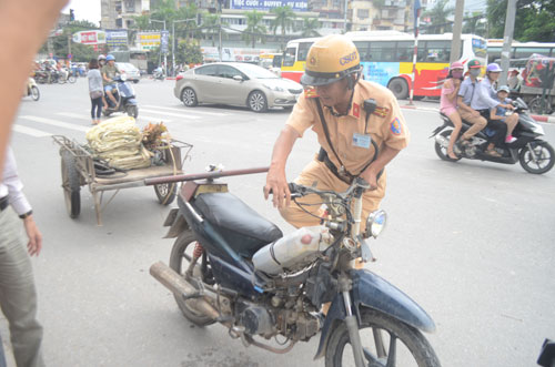 Lực lượng chức năng kiểm tra xe máy cũ lưu thông trên đường phố Hà Nội Ảnh: NGUYỄN HƯỞNG