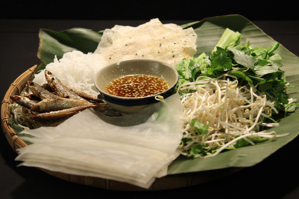 Những món ăn kèm bánh tráng miền Trung chinh phục người Sài Gòn