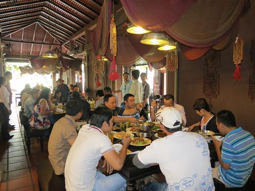 Du khách dùng bữa cơm Việt Nam tại nhà hàng Ngon ở Phnom Penh - Campuchia