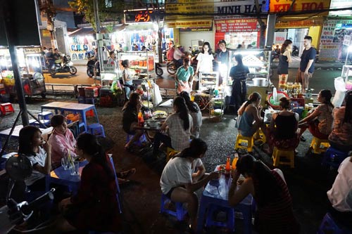 Một đoạn mặt tiền chợ Phạm Văn Hai (quận Tân Bình) được tổ chức cho người bán hàng rong có hoàn cảnh khó khăn buôn bán từ 18 giờ 30 phút đến 23 giờ mỗi ngày Ảnh: GIA MINH