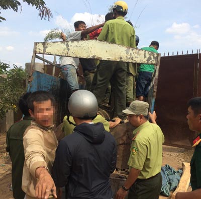 Nhóm lâm tặc cản trở lực lượng kiểm lâm Vườn Quốc gia Yók Đôn bắt gỗ lậu Ảnh: Cao Nguyên