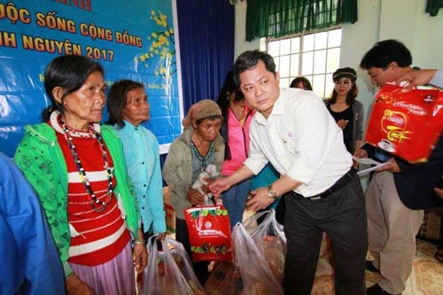 Ông Lương Thế Hùng chia sẻ khó khăn với người nghèo ở huyện miền núi Khánh Vĩnh, tỉnh Khánh Hòa