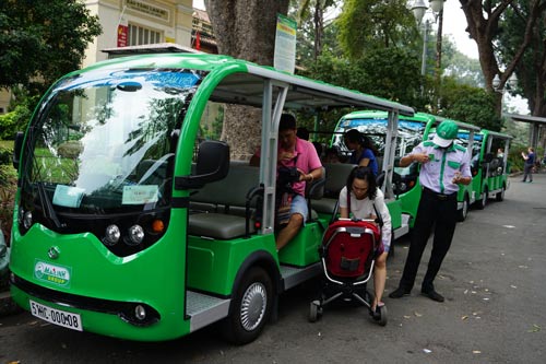 Hành khách đi xe buýt điện tại khu vực Thảo Cầm Viên (quận 1, TP HCM) vào chiều 26-2