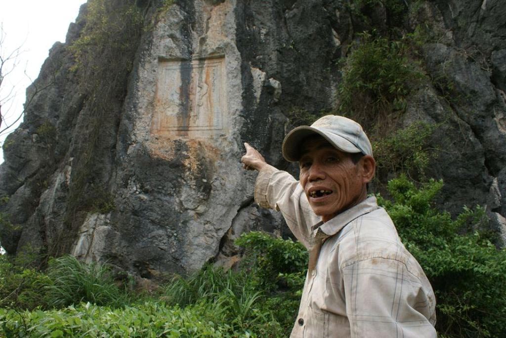 Chữ &ldquo;Thần&rdquo; tr&ecirc;n n&uacute;i đ&aacute; với nhiều huyền sử chưa l&yacute; giải được