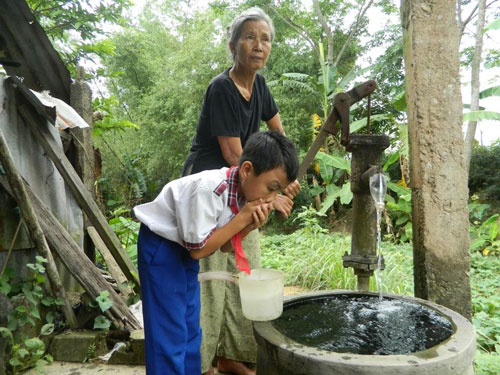 Người dân làng Vân Hòa lo lắng vì nguồn nước không bảo đảm an toàn