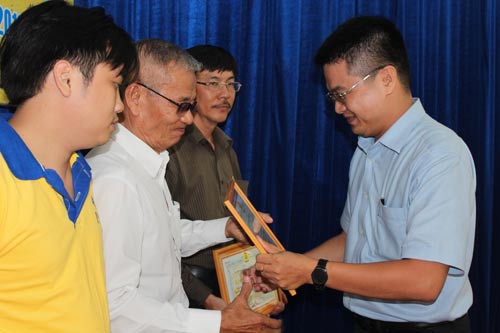 Ông Cao Văn Thăng - Chủ tịch LĐLĐ quận Phú Nhuận, TP HCM - trao giấy khen cho cá nhân điển hình học tập Bác