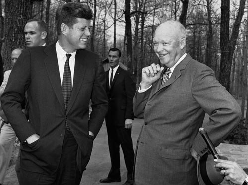 Tổng thống John Kennedy (bên trái) nói chuyện với người tiền nhiệm Dwight D. Eisenhower năm 1961 tại trại David Ảnh: AP