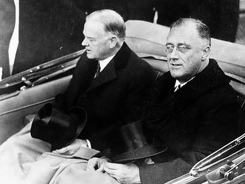 Tổng thống Mỹ thứ 32 Franklin Roosevelt (phải) và người tiền nhiệm Herbert Hoover Ảnh: WIKIMEDIA COMMONS