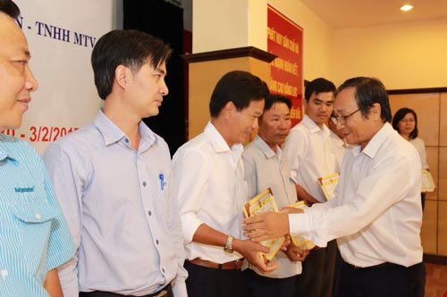 Ông Nguyễn Châu Nghĩa, Chủ tịch CĐ SAMCO, trao giấy khen cho các đảng viên tiêu biểu