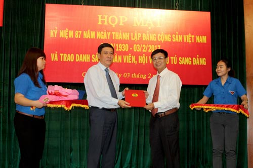 Ông Trần Thanh Son, Chủ tịch LĐLĐ quận 10 (thứ hai, bên phải), trao danh sách đoàn viên ưu tú cho lãnh đạo Quận ủy quận 10
