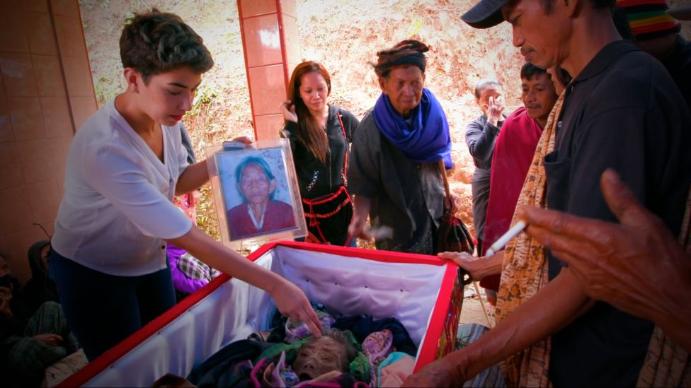 
Theo quan niệm của người Toraja, lễ tang là thời điểm linh hồn của người đã khuất rời khỏi nhân gian và bắt đầu hành trình gian khó đến cõi tái sinh Pooya. Ảnh: BBC
