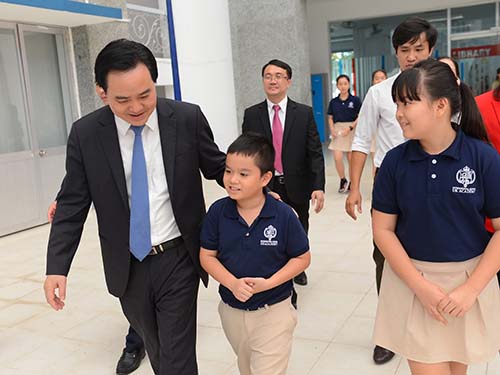 Bộ trưởng Bộ Giáo dục và Đào tạo Phùng Xuân Nhạ tham quan trường cùng học sinh UKA