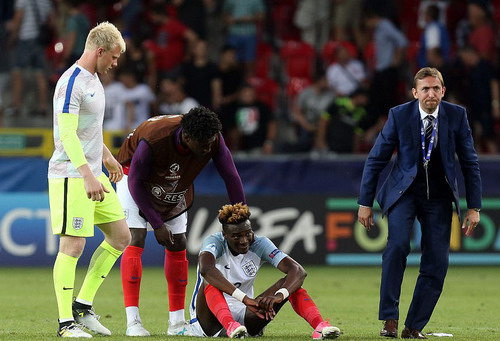 Giấu bí kíp trong vớ, thủ môn U21 Đức loại tuyển Anh ở loạt đá penalty - Ảnh 4.