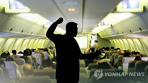 Chính phủ Hàn Quốc tuyên bố các hãng hàng không nước này phải sớm trang bị còng tay và dây trói để đối phó với khách gây rối. Ảnh: Yonhap