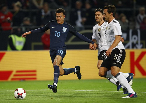 Dele Alli đi bóng trước các hậu vệ tuyển Đức