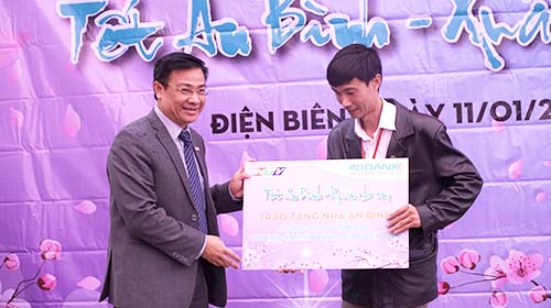 Phó Tổng Giám đốc Bùi Trung Kiên trao bảng tượng trưng nhà bán trú An Bình cho đại diện Trường THPT Trần Can