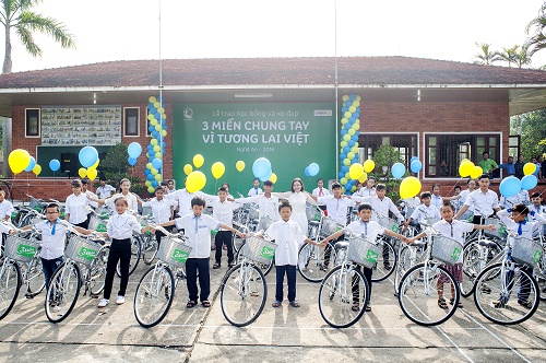 Chương trình “3 Miền Chung tay vì Tương lai Việt” đã mang đến niềm vui, nguồn động viên cho hàng ngàn học sinh vượt khó học giỏi trong những năm qua