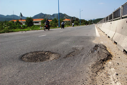 Quốc lộ 1 bị hư hỏng ở thôn Lương Hòa và Lương Sơn, xã Vĩnh Lương, TP Nha Trang, tỉnh Khánh Hòa Ảnh: KỲ NAM