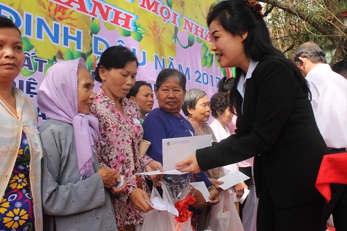 
Bà Huỳnh Thị Lan Phương, Phó Tổng Giám đốc VWS, trao quà Tết cho bà con nghèo huyện Bình Chánh
