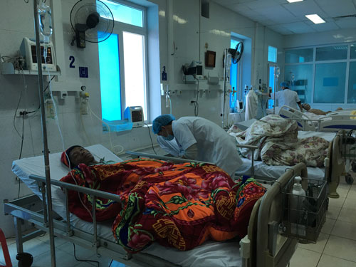 Bệnh nhân ngộ độc rượu cấp cứu tại Bệnh viện Đa khoa tỉnh Lai Châu Ảnh: NGỌC DUNG