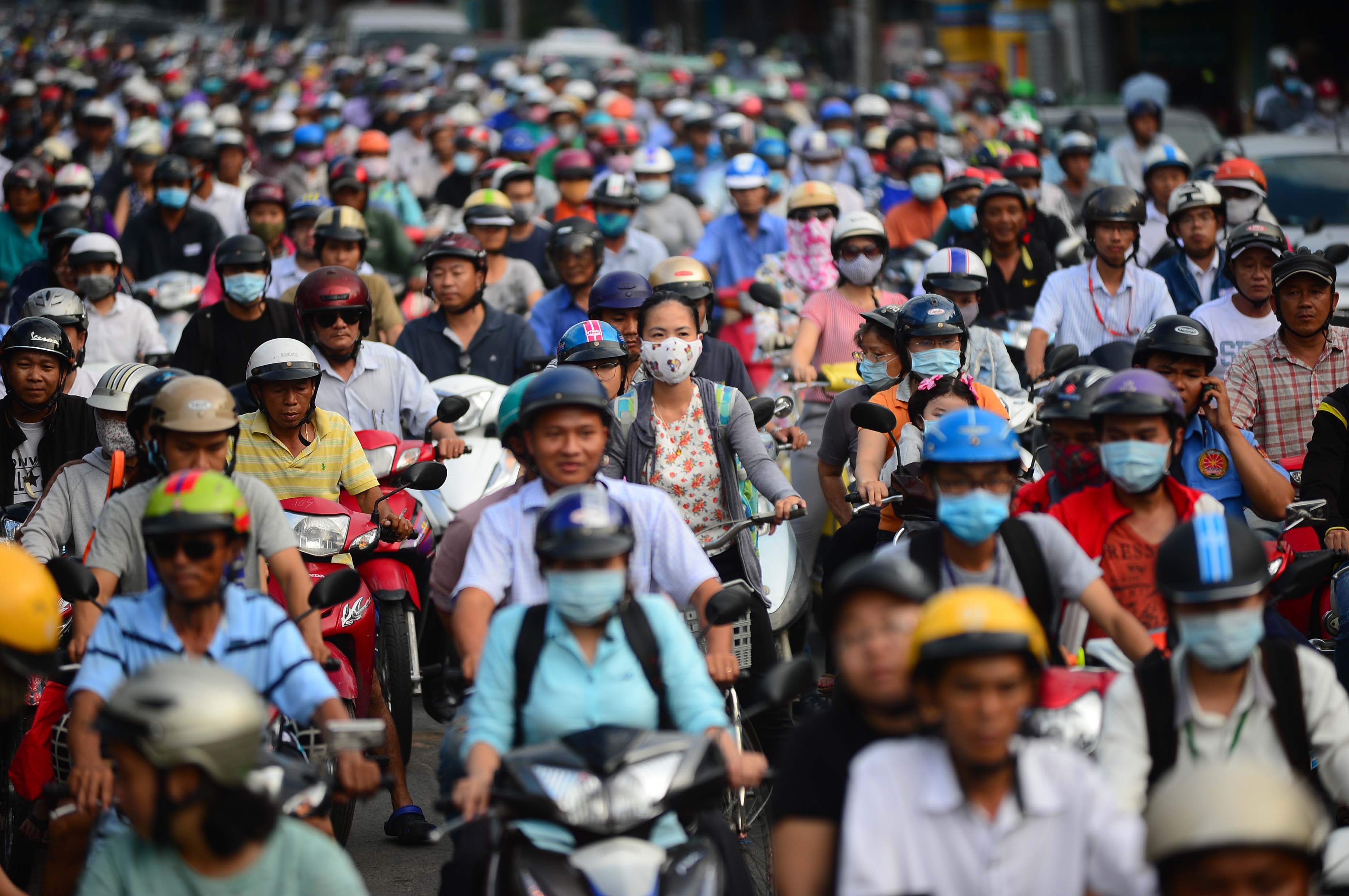  C&aacute;c cung đường đổ về đường Trường Sơn hiện tại thường rơi v&agrave;o cảnh qu&aacute; tải phương tiện Ảnh: HO&Agrave;NG TRIỀU 