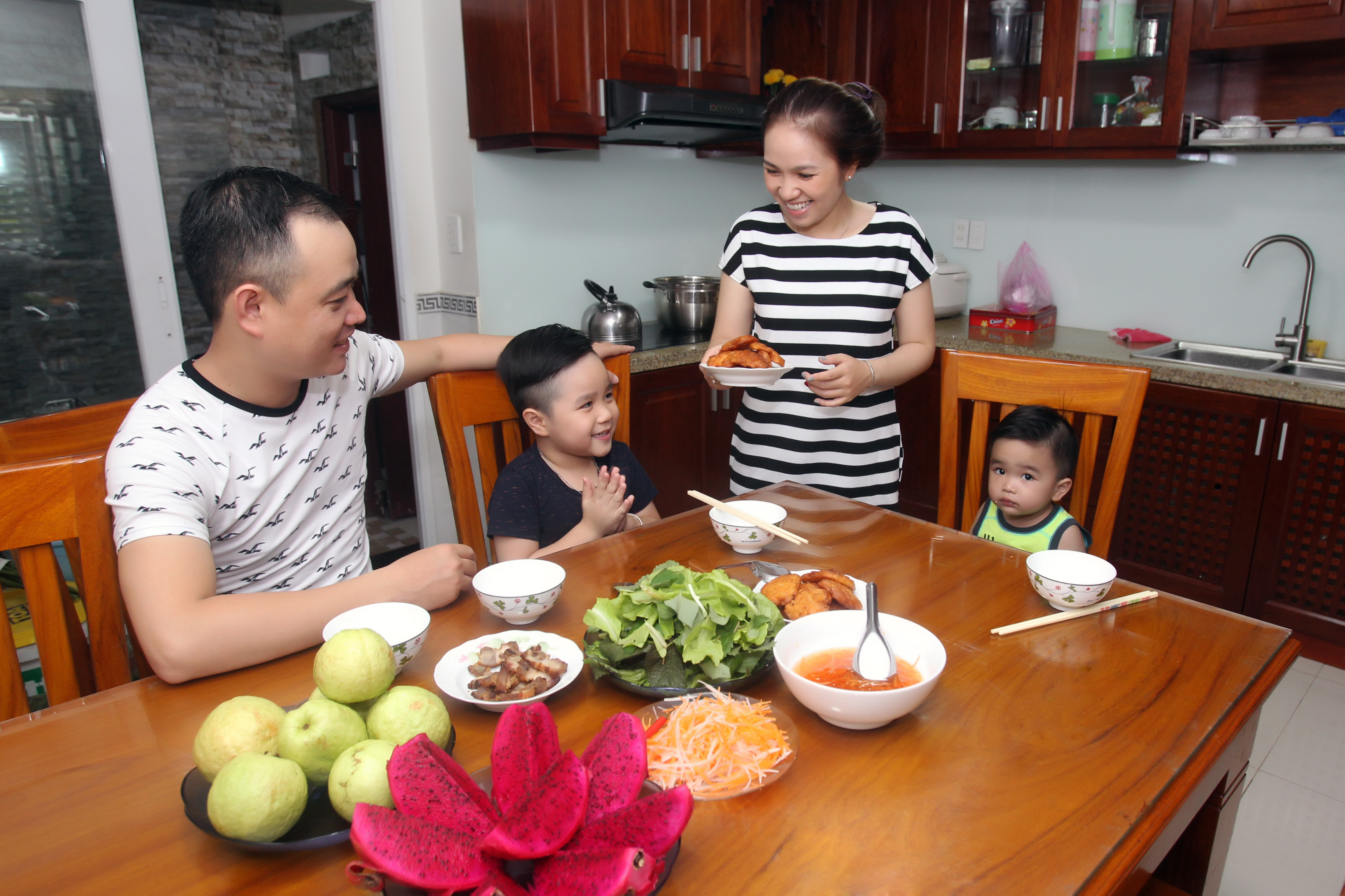 Bữa cơm gia đình là nơi gắn kết tình cảm, đặc biệt đối với người lao động. Hãy xem hình ảnh để cảm nhận người lao động Việt Nam đến với nhà sau một ngày làm việc và thưởng thức bữa cơm ấm áp cùng gia đình.