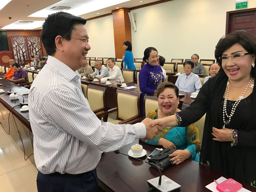 Bí thư Thành ủy Đinh La Thăng thăm hỏi nghệ sĩ tại buổi gặp gỡ Ảnh: Thanh Hiệp