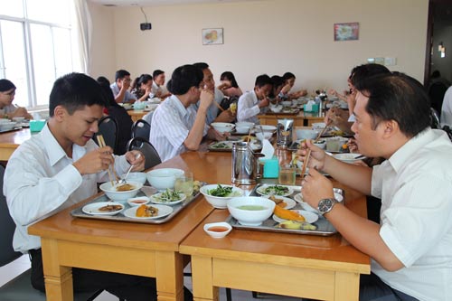 Bữa ăn giữa ca của Công ty CP Him Lam (quận 1, TP HCM) bảo đảm chất lượng Ảnh: Ngân Hà