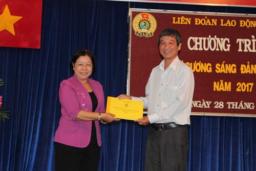 Bà Phan Thị Lan - Chủ tịch LĐLĐ quận 6, TP HCM - trao danh sách đoàn viên ưu tú cho đại diện lãnh đạo Quận ủy