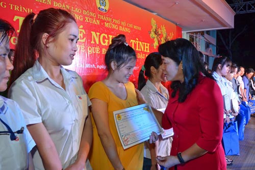 Bà Trần Kim Yến, Chủ tịch LĐLĐ TP HCM, tặng vé xe Tết cho công nhân khó khăn tại các KCX-KCN TP Ảnh: Tấn Thạnh