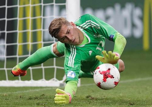 Giấu bí kíp trong vớ, thủ môn U21 Đức loại tuyển Anh ở loạt đá penalty - Ảnh 3.