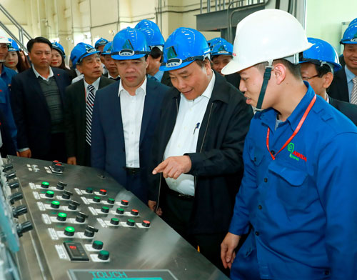 Trong chuyến thăm, làm việc tại tỉnh Tuyên Quang, Thủ tướng Nguyễn Xuân Phúc đã đến thăm Công ty CP Giấy An Hòa Ảnh: TTXVN