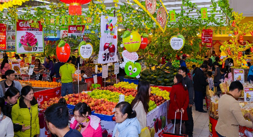 
Quầy trái cây luôn đông khách.
