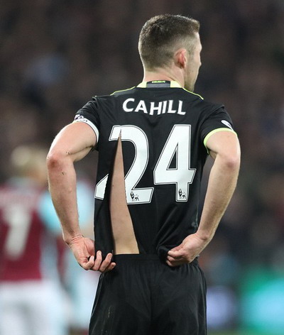 Gary Cahill rách áo sau một tình huống tranh chấp