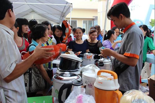 CNVC-LĐ quận 8, TP HCM mua sắm hàng hóa bình ổn giá trong chương trình “Đồng hành cùng hàng Việt”