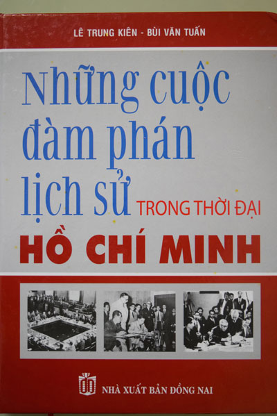 
Bìa của một trong những cuốn sách làm ẩu: “Những cuộc đàm phán lịch sử trong thời đại Hồ Chí Minh”
