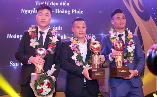 Thành Lương (giữa) nhận danh hiệu Quả bóng vàng 2016 dành cho cầu thủ nam, bên cạnh là Quả bóng bạc Xuân Trường (trái) và Minh Tuấn nhận Quả bóng đồng Ảnh: QUANG LIÊM