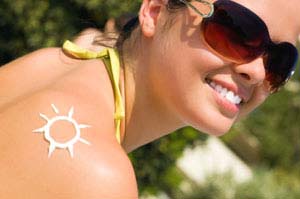 Bảo vệ kỹ làn da dưới ánh nắng là một trong những cách để giữ làn da khỏe mạnh Ảnh: MNT