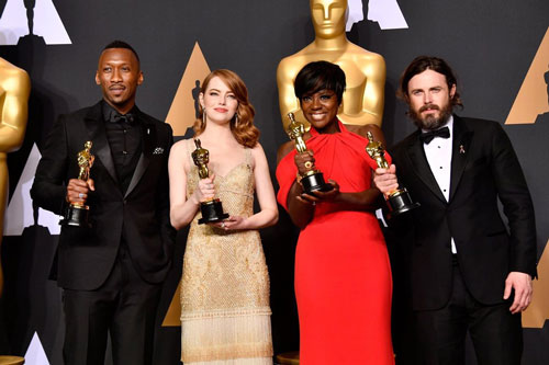 Từ trái qua: diễn viên Mahershala Ali, Emma Stone, Viola Davis, Casey Affleck nhận giải Nam - Nữ diễn viên chính, phụ xuất sắc nhất Ảnh: OSCAR