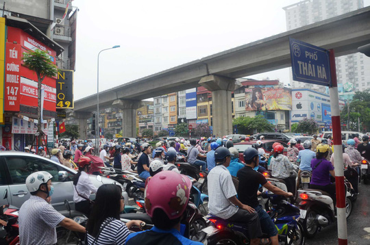 Chủ tịch Hà Nội: Năm 2030 chỉ hạn chế, chưa cấm hẳn xe máy - Ảnh 1.