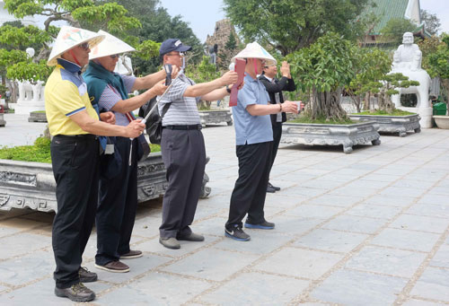 Du khách Trung Quốc tham quan bán đảo Sơn Trà, TP Đà Nẵng